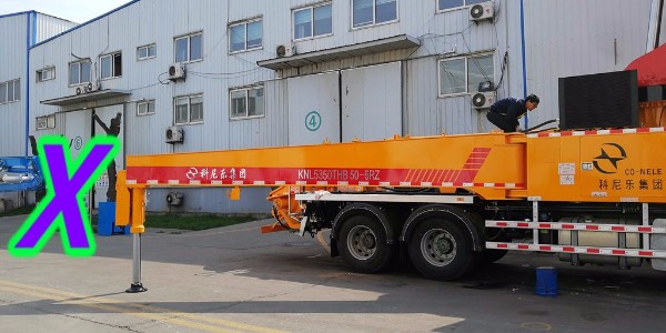 混凝土泵車的末端軟管容易受損，需注意泵車布料桿的傾斜狀態(tài)